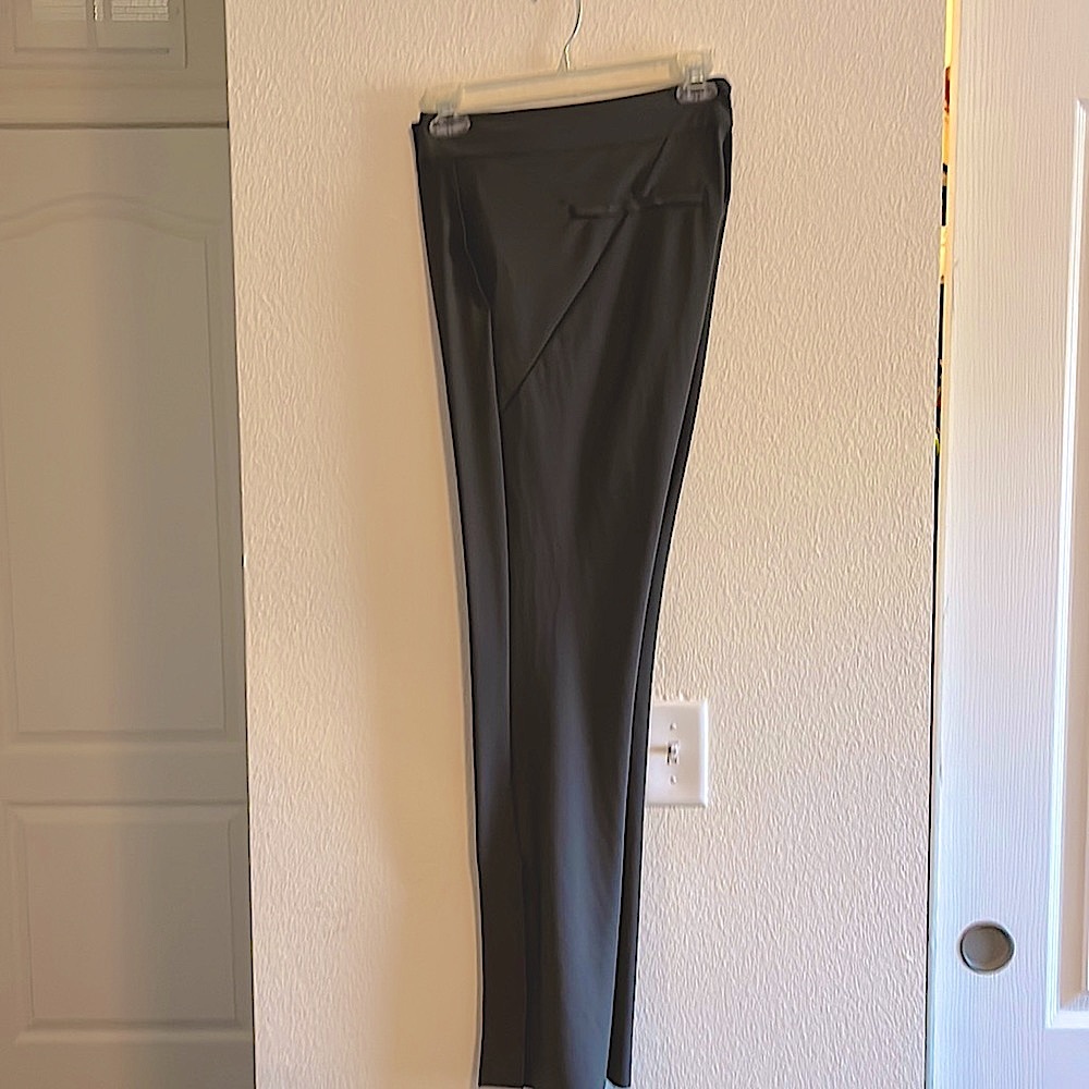 Athleta stellar flare trouser in olive color. Excellent condition